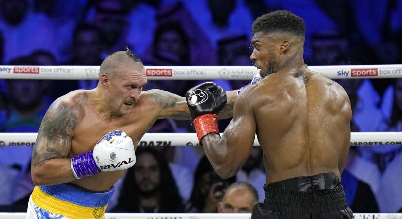 Photo of Joshua fighting his losing bout against Usyk on August 21st, 2022.
