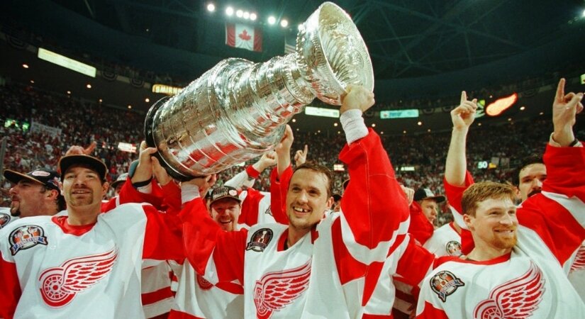 Photo of Tim Taylor lifting the 1997 Stanley Cup for the Red Wings.