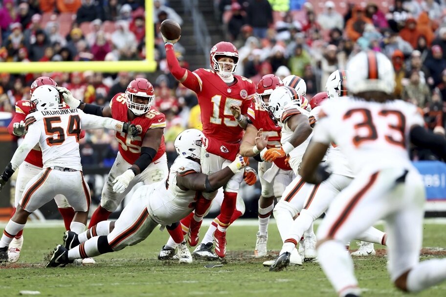 Patrick Mahomes gets hurt throwing a pass against the Cleveland Browns