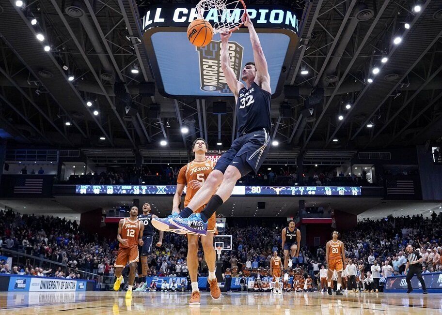 Xavier's Zach Freemantle dunks in a win over Texas.