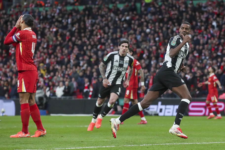 Alexander Isak celebrates scoring a goal against Liverpool