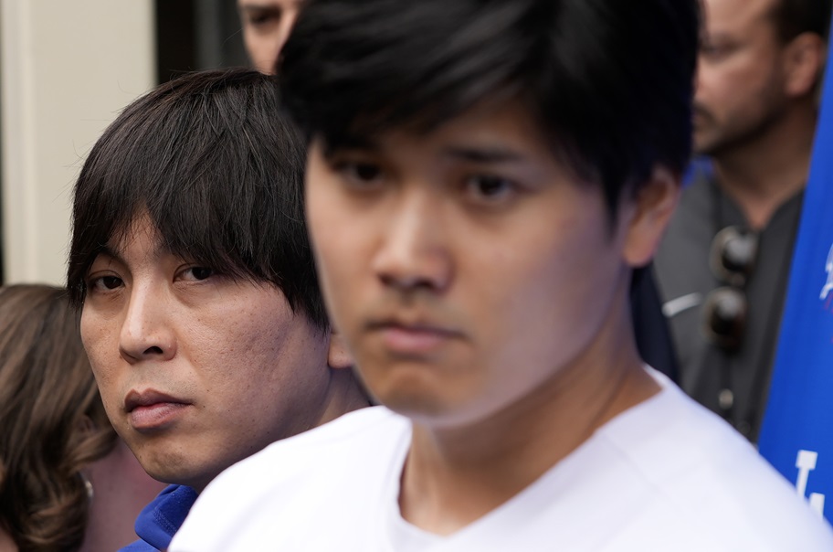 Shohei Ohtani speaks with former interpreter Ippei Mizuhara in the background.