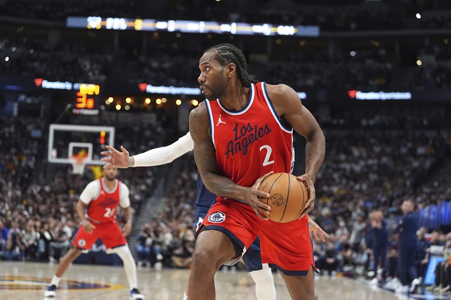 Kawhi Leonard of the Los Angeles Clippers turns away from his opp