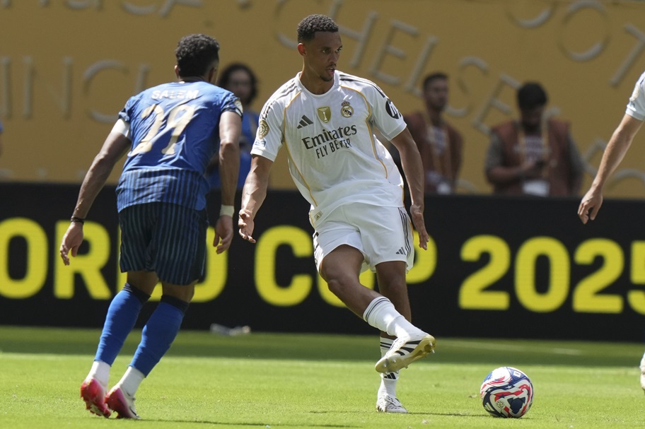 Real Madrid's Trent Alexander-Arnold makes a pass.